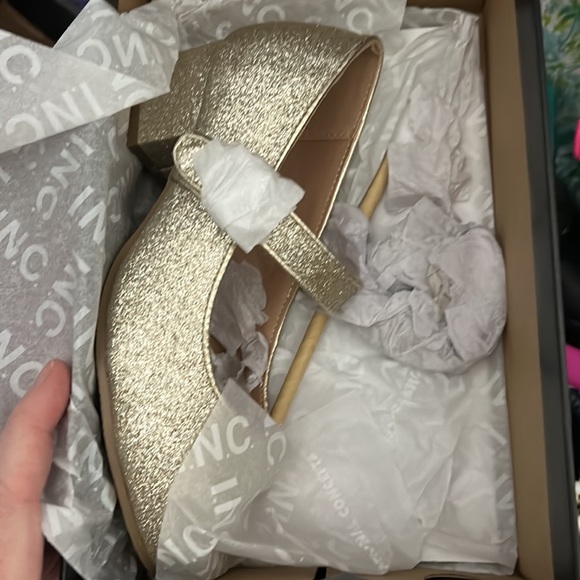 NWT- INC - Jade Beige Gold sparkly Shoe - Size 2 M - Picture 6 of 9